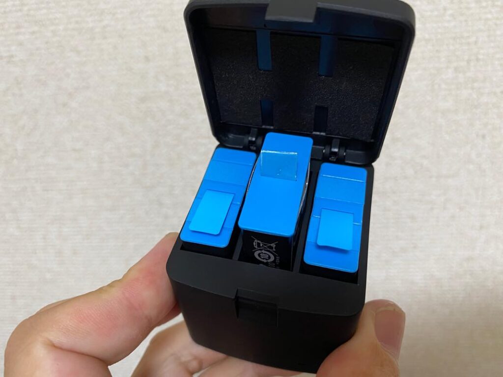 COOLSHOW GoPro Heroバッテリー。中央が膨張してしまったバッテリー。膨らんでしまったものは流石に入りません。